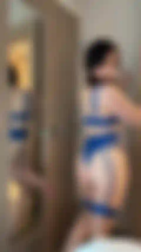 Ficke den spiegel in meinen blauen dessous.