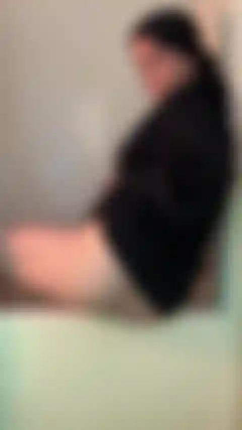 Probiere meinen anderen tentakeldildo am wannenrand aus.