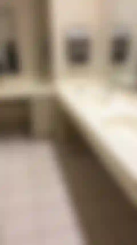 Ich zeige gerne meine titten in öffentlichen toiletten.