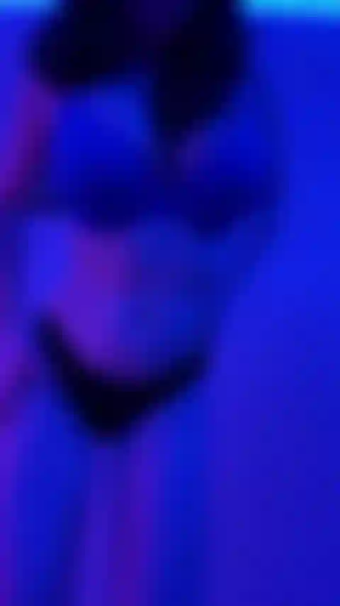 Tanze, twerke und strippe.