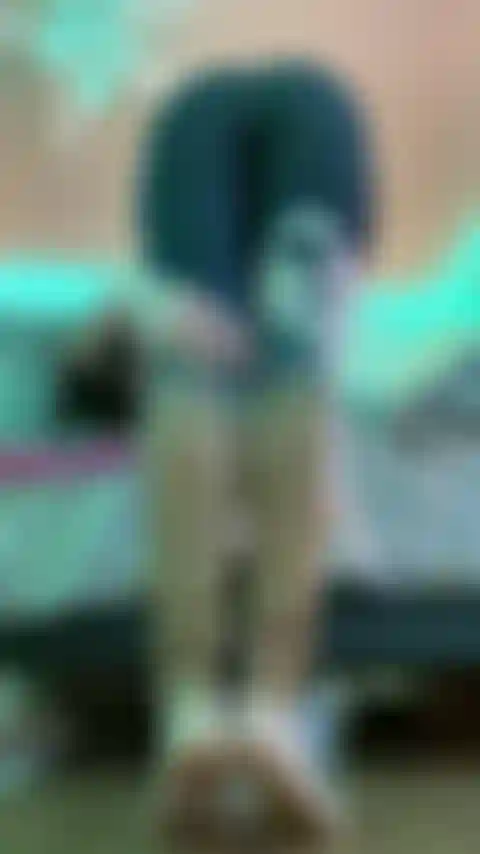 Die darum bettelt, wegen des bett-dirty-talks gefickt zu werden.