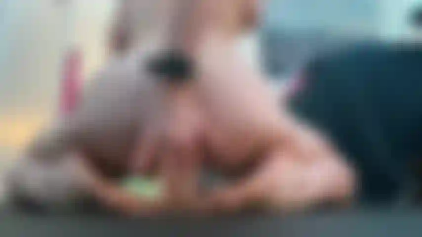 Mit einem dildo humpelnd – arschansicht.