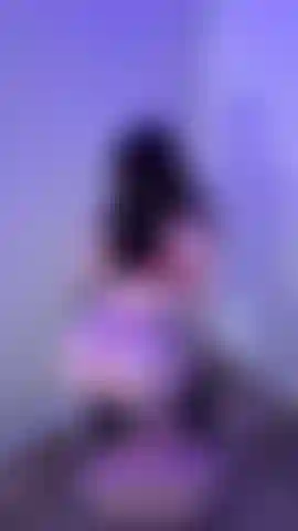 Twerking und ficke mein oberkörperspielzeug auf meinem glasstuhl.