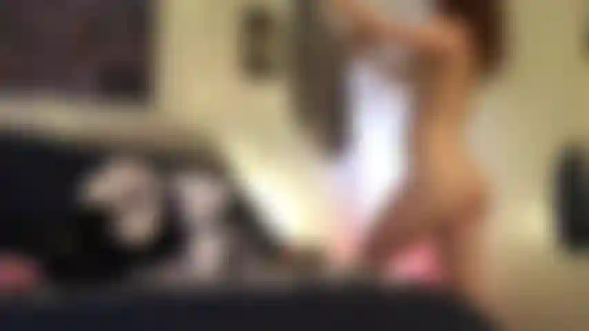 Die nackt kleidung faltet.