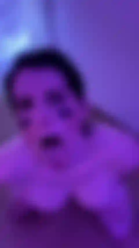 Nehme eine riesige ladung auf mein gesicht.