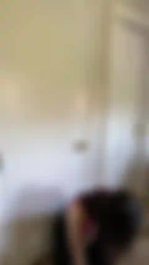 Ein verlegenes nacktes mädchen.