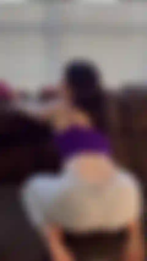 Die twerkt, bis du auf meinen arsch spritzt.