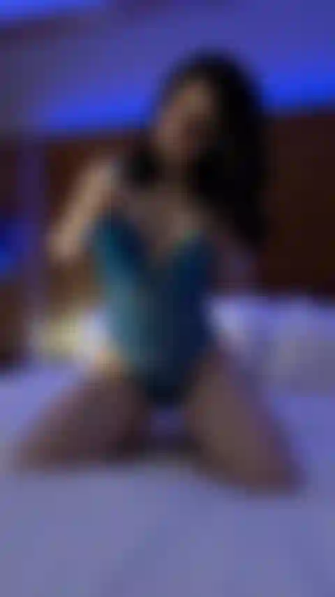 Ziehe meine neuen dessous aus.