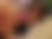 Ein freches schulmädchen fickt ihre enge muschi.