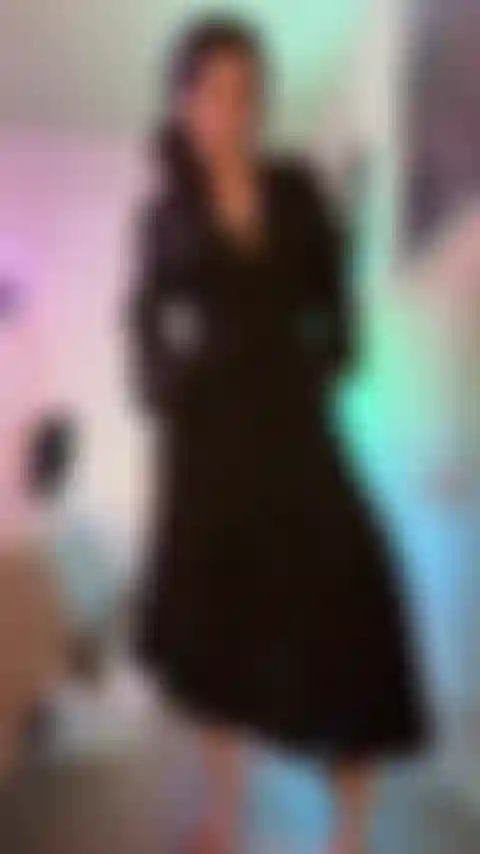 Probiere noch einmal den großen schwarzen dildo.