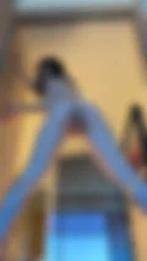 Die an einer glaswand vögelt.