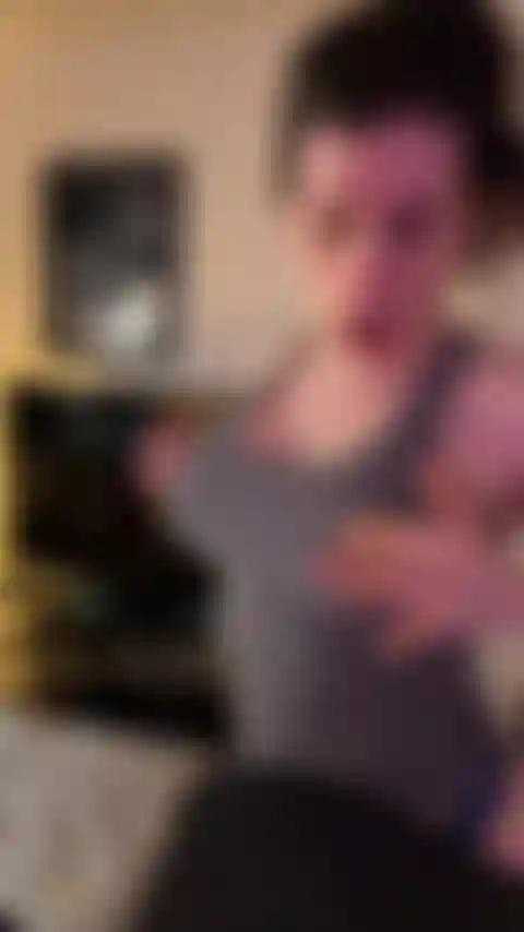 Schlampiger blowjob und tittenfick.