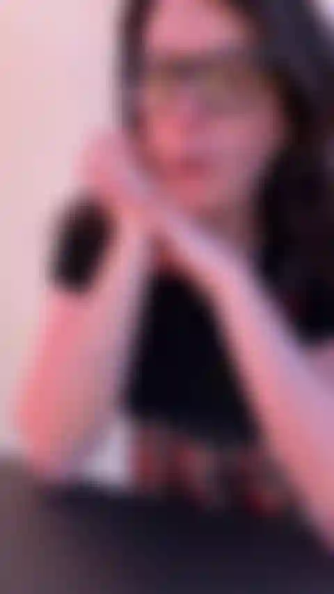 Freche studentin lutscht dem professor den schwanz.