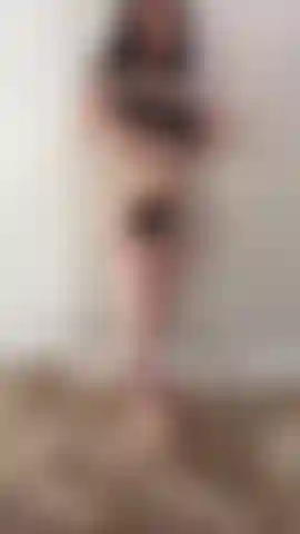 Joi in schwarzer unterwäsche.