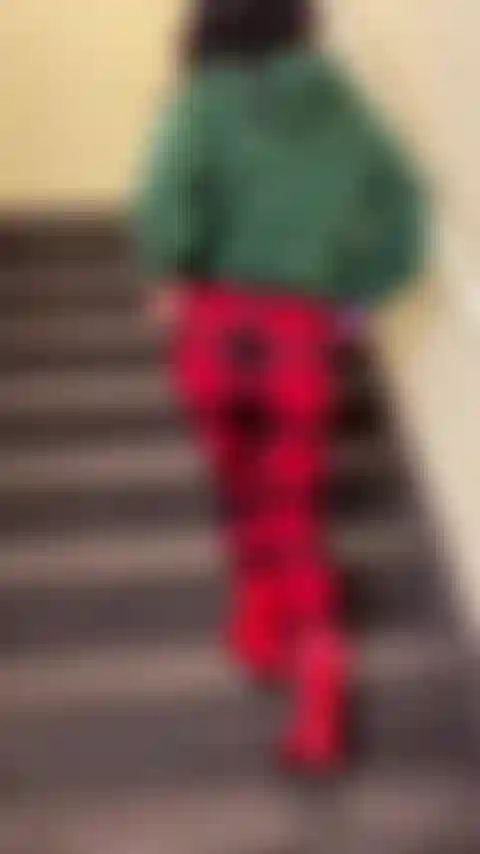 Willst du hinter mir die treppe hinaufgehen?