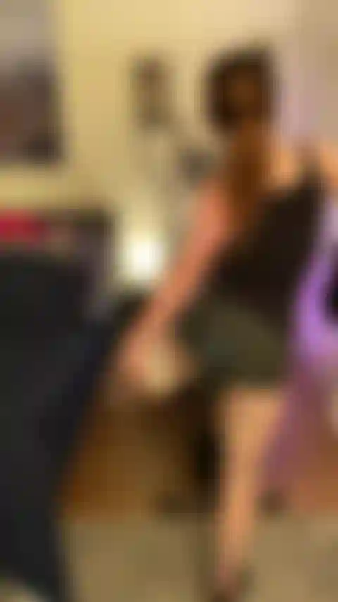 Ellipsentrainer, kniebeugen, liegestütze, yoga ... Ganz nackt.