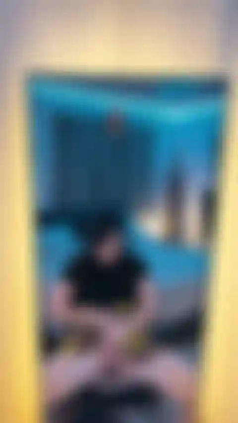 Benutze zwei spielzeuge vor dem spiegel.