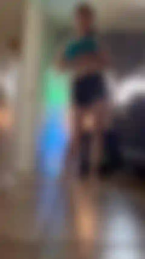 Die auf deinem schwanz hockt.