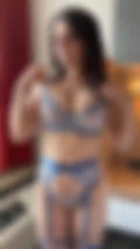 Zeige meine titten in meinen blauen dessous.