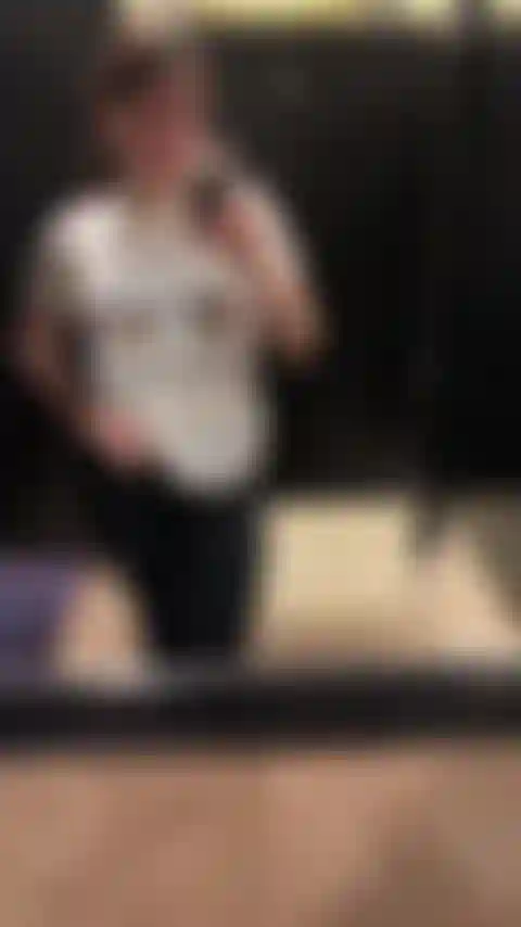 Spiele mit meinen titten herum.