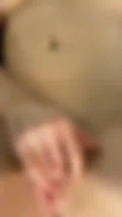 Die darum bettelt, gefickt zu werden, nur um lange genug gefickt zu werden, um einen spermaschuss in den arsch zu bekommen.