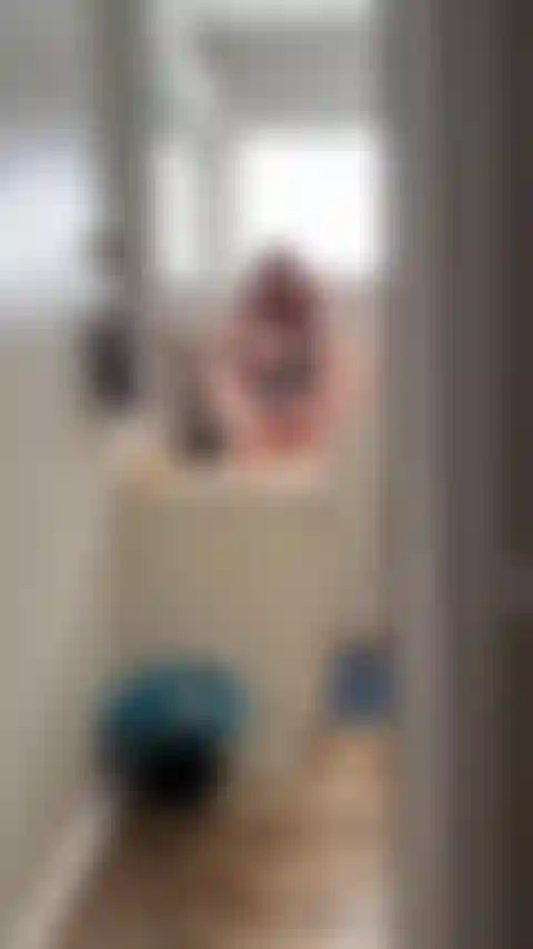 Erlebe das rollenspiel deiner mitbewohnerin.