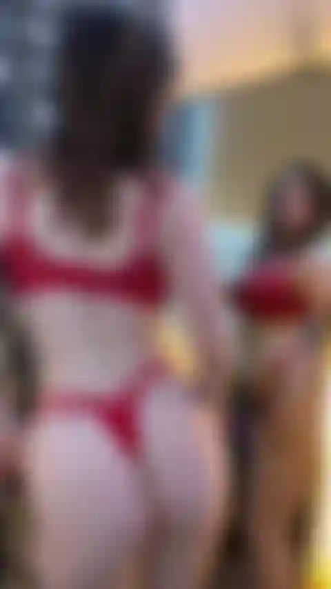 Die vor dem spiegel tanzt und sich auszieht.