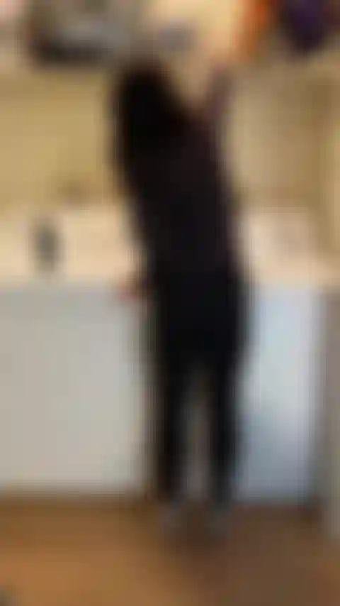 Sich an der waschmaschine schmutzig macht.