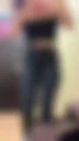 Die sich in der umkleidekabine einen runterholt.