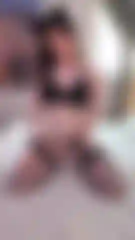 Freches kätzchen fingert ihren arsch.