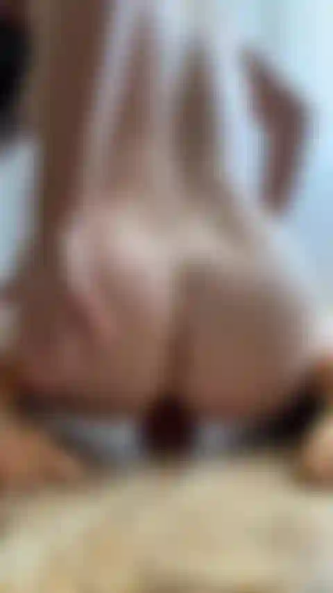 Mein großer arsch hüpft auf meinem dildo.