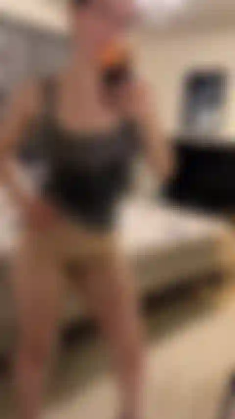 Lecke meinen verschwitzten körper sauber.