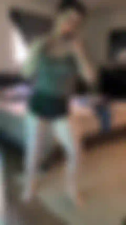 Komm und spiel mit meinen titten.