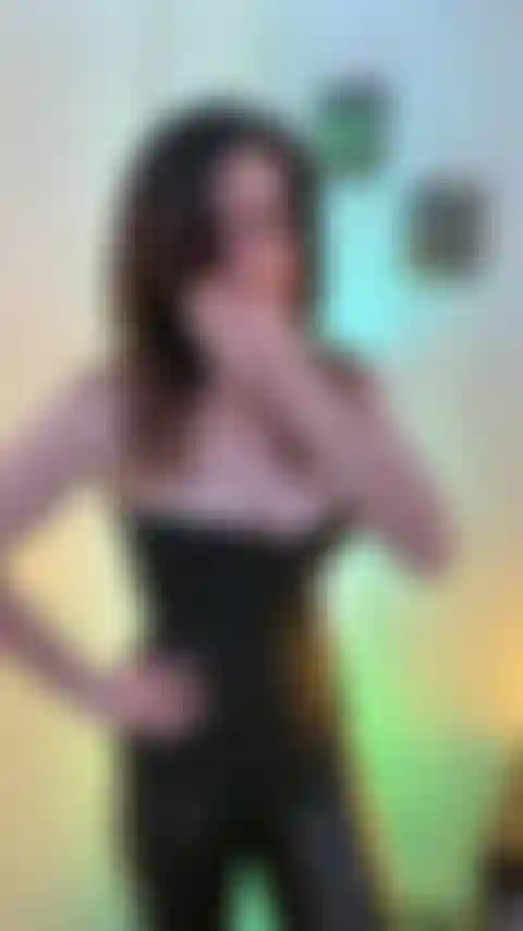 Die lacht und sich über deinen kleinen schwanz lustig macht.