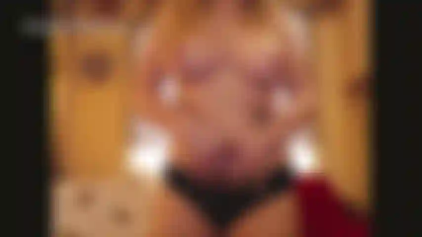 In schwarzen höschen angibt.