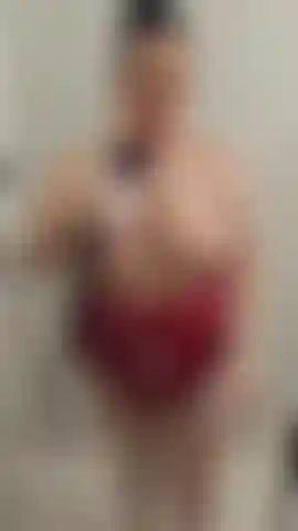 Eine geile milf unter der dusche.