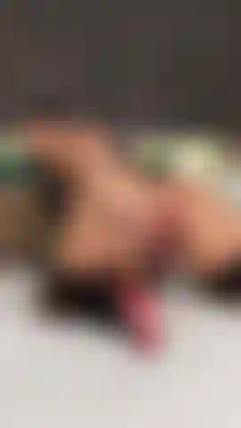 Eine nuttige milf mit riesigem arsch und titten.