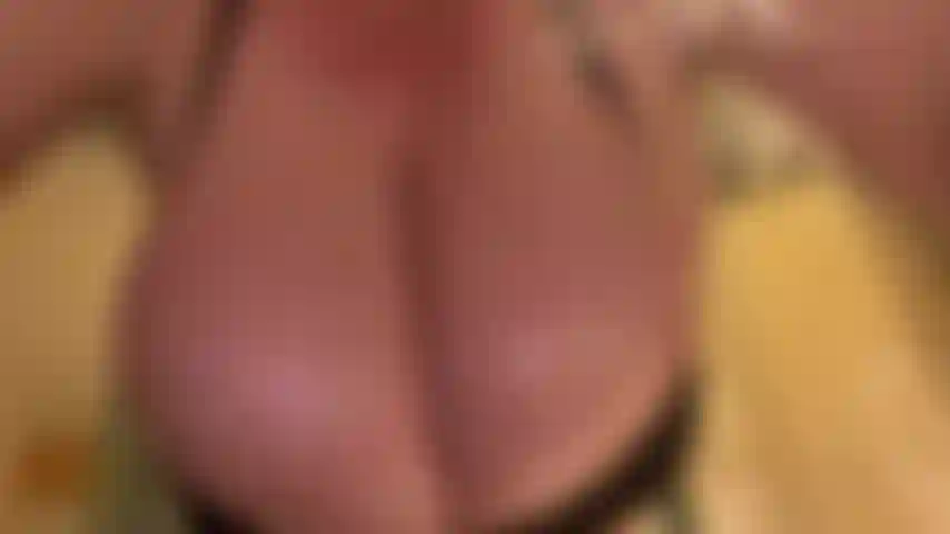 Öle, schwinge und hüpfe meine riesigen titten.