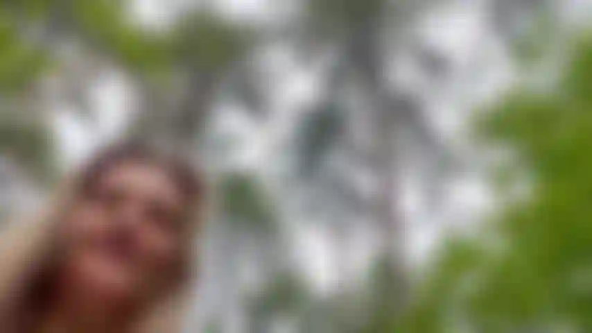 Ganz natürlich im wald, ziehe mich aus und zeige meine füße im wald.