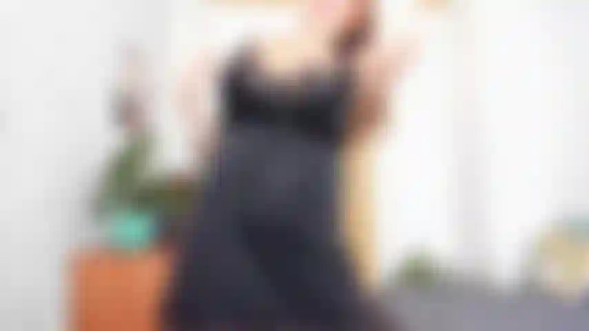 Schöne schwangere vollbusige babe mit dickem bauch zieht sich nackt aus, springt auf fitball, ölt bauch, brüste und muschi ein und masturbiert und kommt!