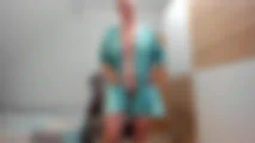 Öl auf meinem ganzen körper, spiele mit mir selbst, fingere meinen arsch.