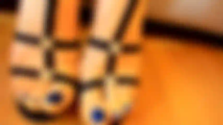 Joi und füsse verehre im schwarzen latexkleid.