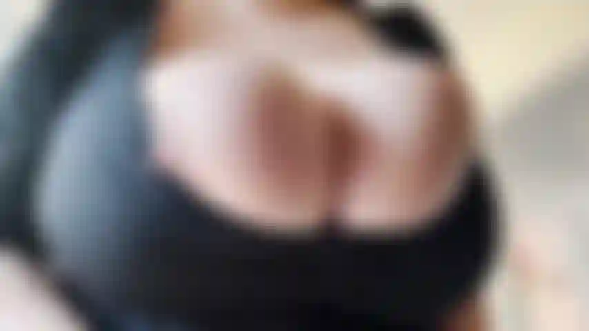 Ein sexy kleid, riesige brüste und necke mit harten nippeln.