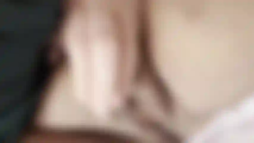 Mit riesigen brüsten und einer heißen, feuchten muschi.