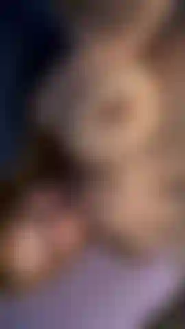 Lutsche an den nippeln und spiele leicht mit meiner muschi.