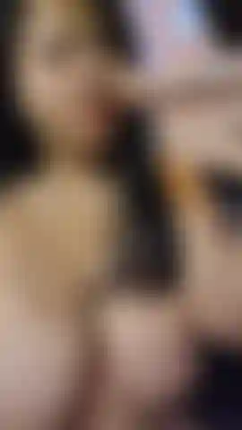 Lutsche einen dildo und spritze mir in den mund.