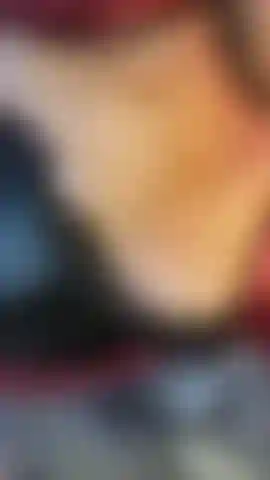 Sehen sie zu, wie ich meine großen, wippenden brüste einöle.