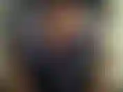 Ich habe 10 minuten gebraucht, um dieses hemd zuzuknöpfen, und die knöpfe sprangen, sobald ich alle knöpfe zugeknöpft hatte. Man kann die knöpfe buchstäblich geräusche machen hören, während ich endlos versuche, dieses hemd zuzuknöpfen!