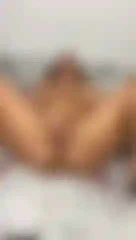 Während ich mit meinem dildo spiele.