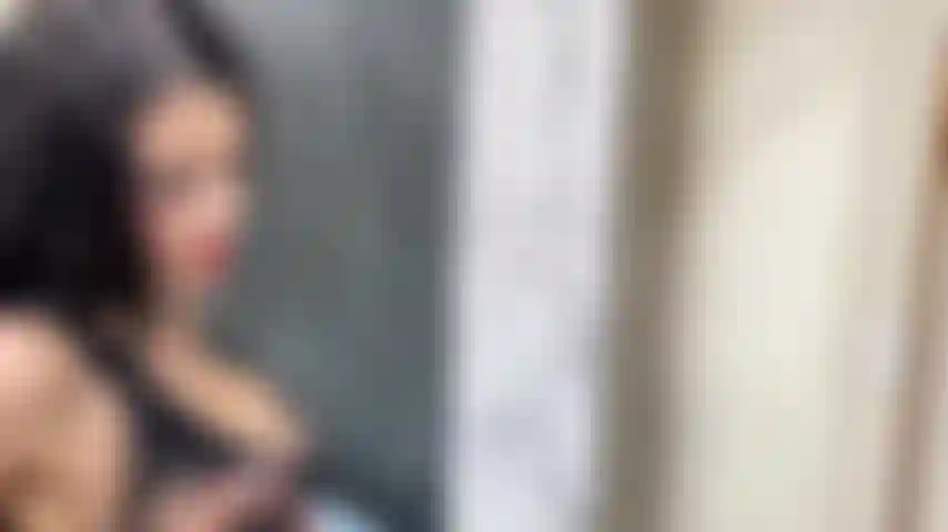 Schauen sie, wie meine großen titten im spiegel aussehen.